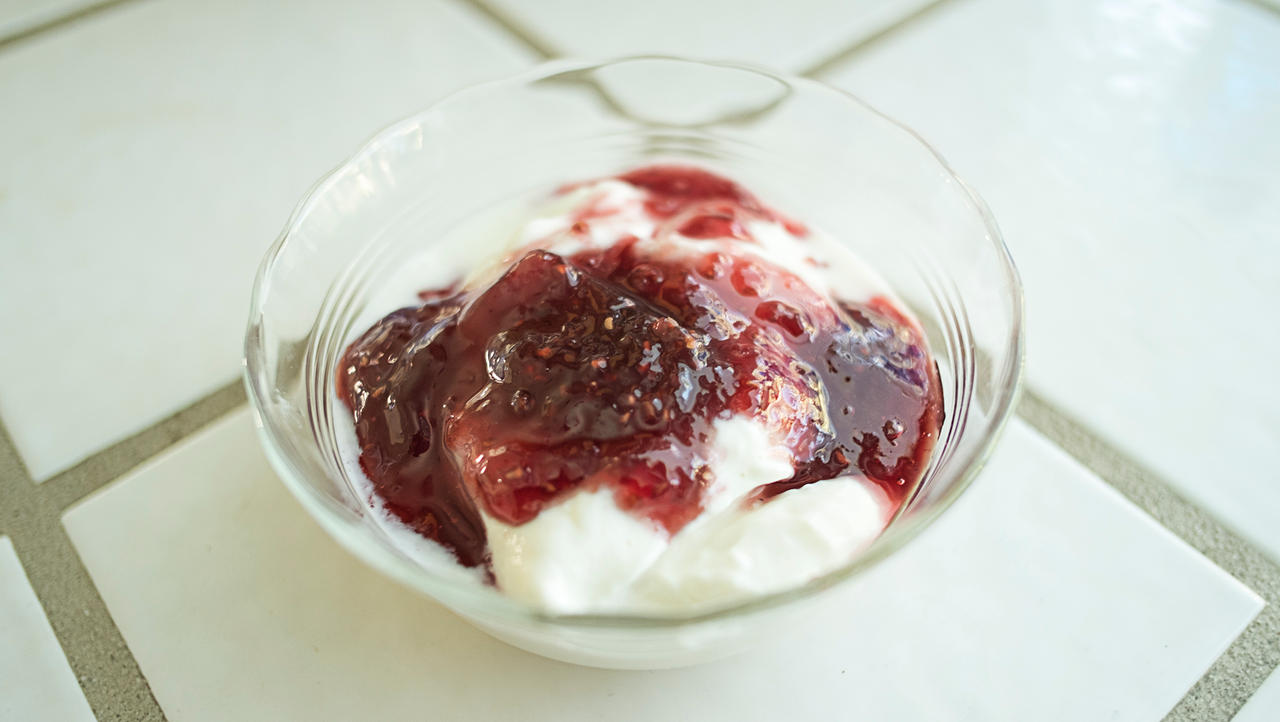 GreekYogurt RedRaspberryPreserves