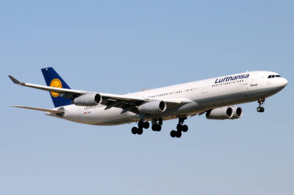 DFW 10 Lufthansa A340