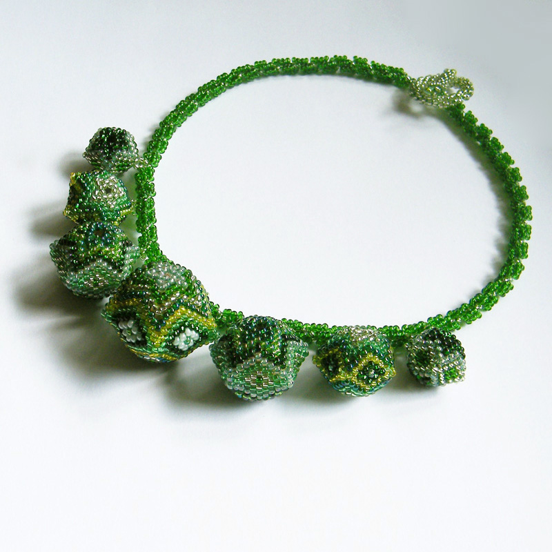 Daftar necklace with beaded beads