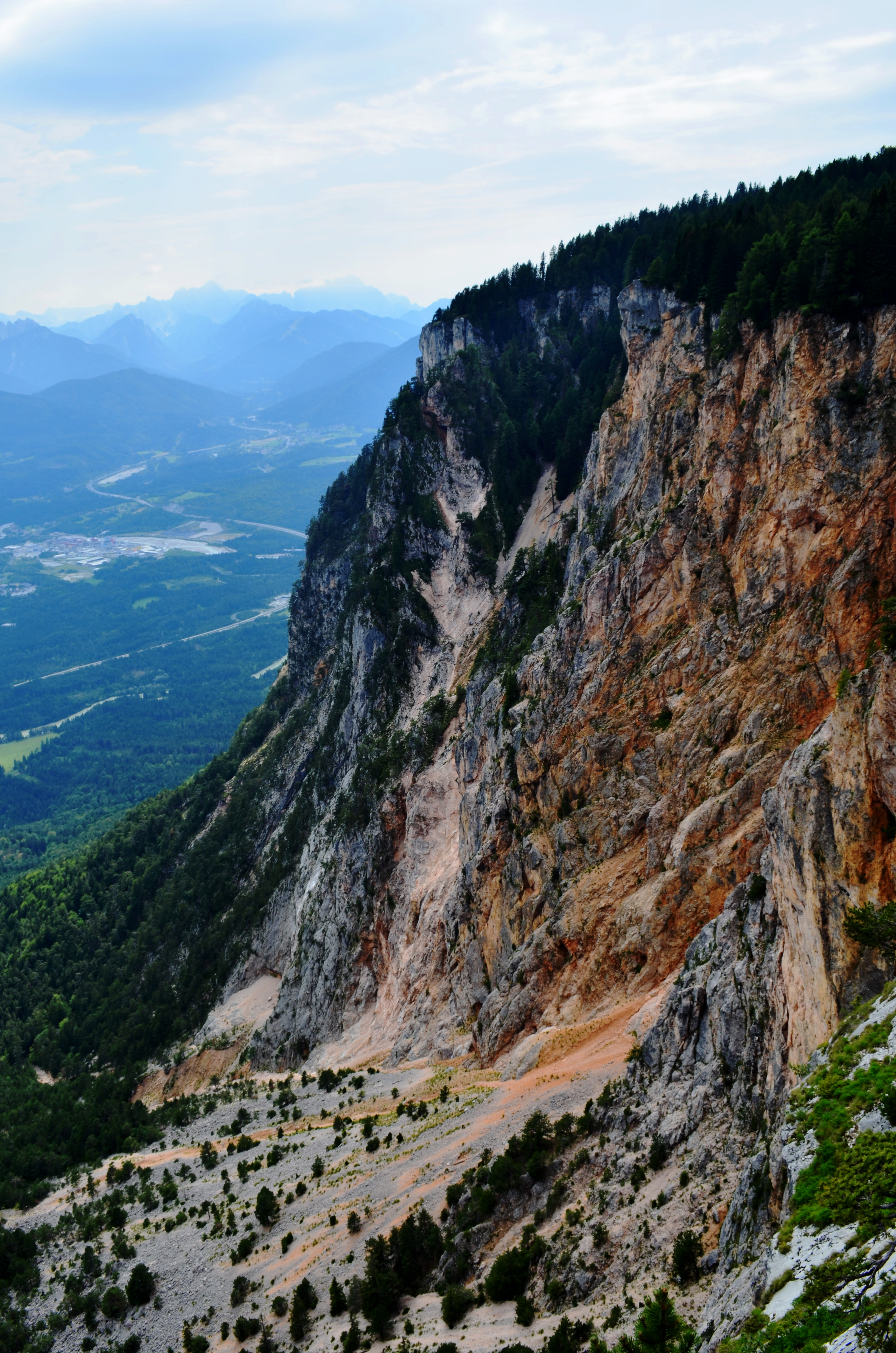 Dobratsch's red wall