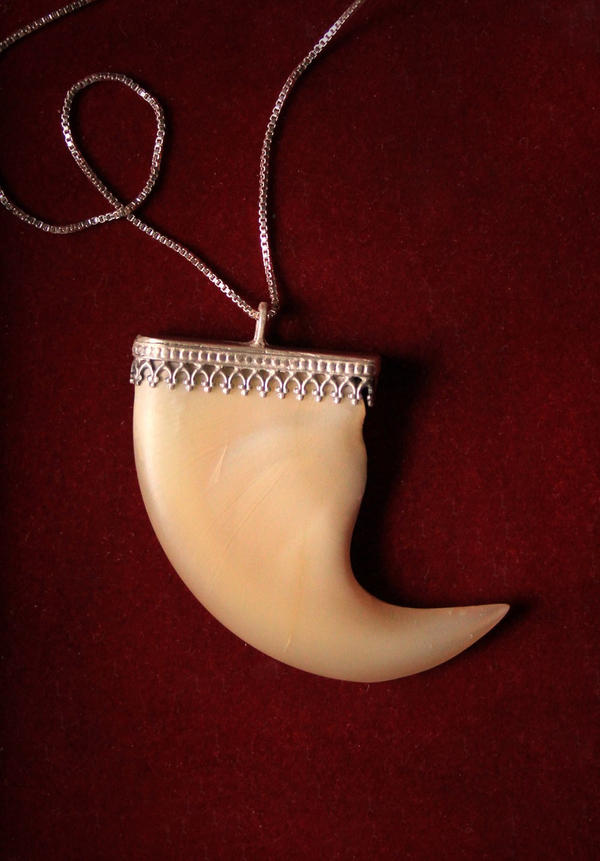 HUGE LION DEW CLAW PENDANT