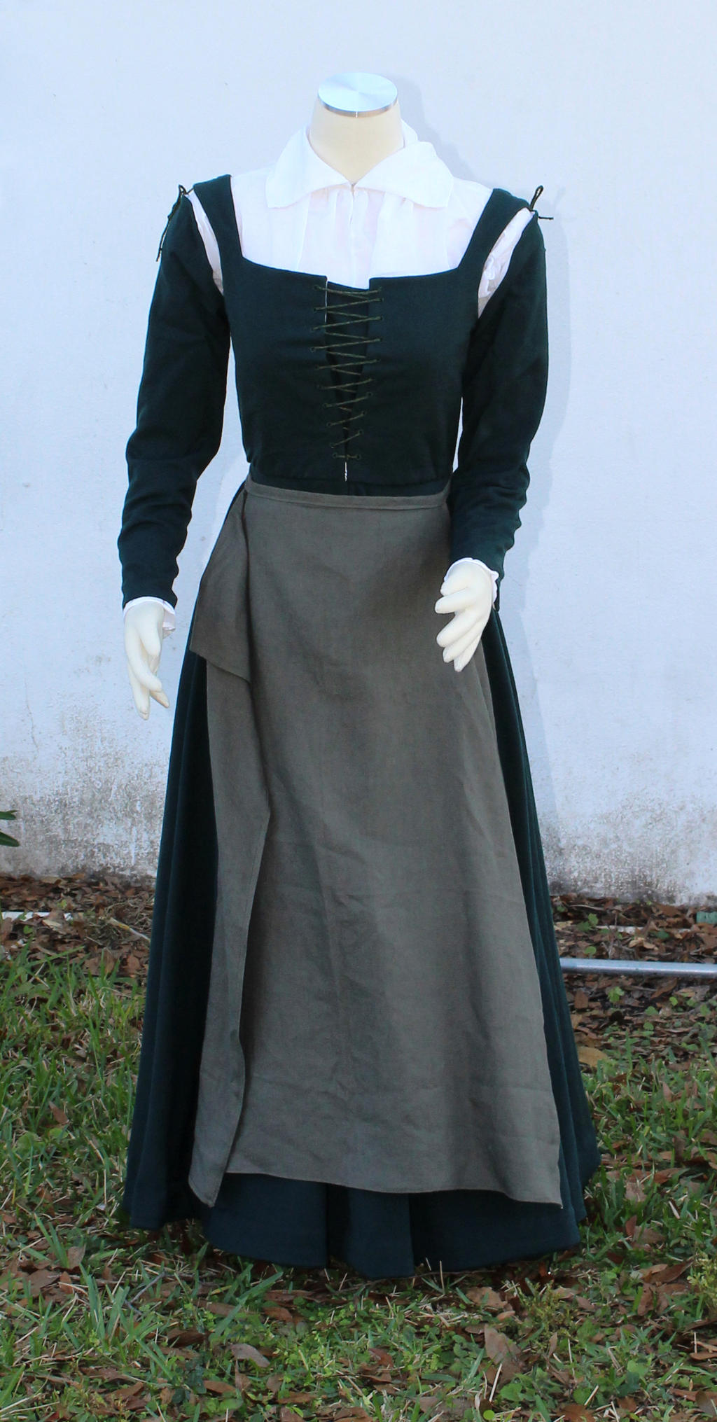 Elizabethan Green wool kirtle and linen apron by CenturiesSewing on ...