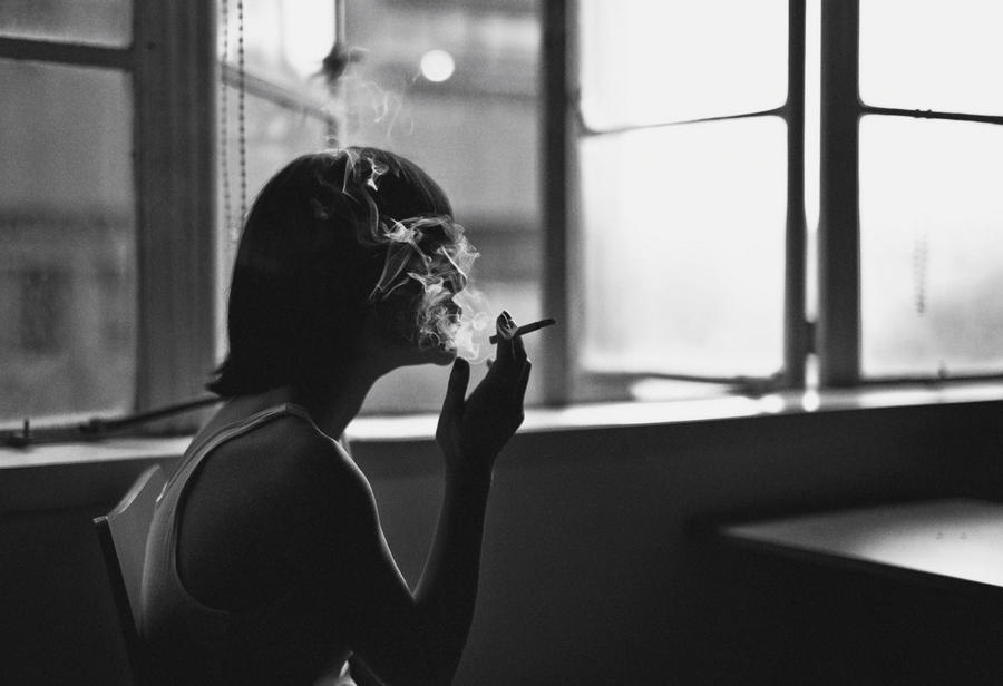 Уставший от всего курю ее. Девушка с сигаретой. Курящая девушка со спины. Девушка с сигаретой у окна. Девочка с сигаретой.