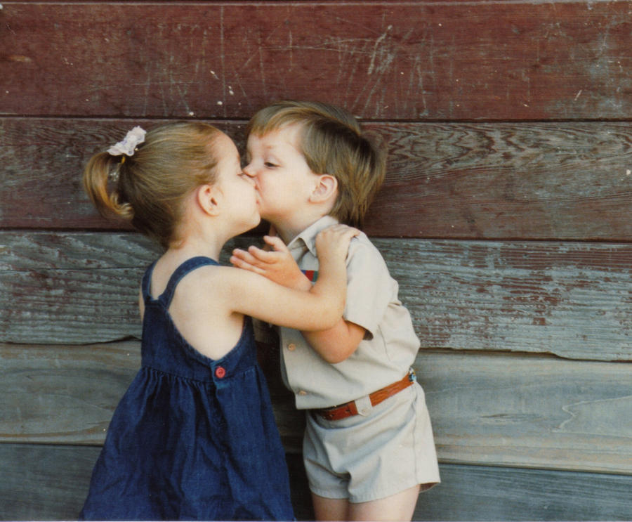 Lesbian little girl. Детский поцелуй. Детский поцелуй в губы. Детский поцелуй с языком. Поцелуй детей в школе.