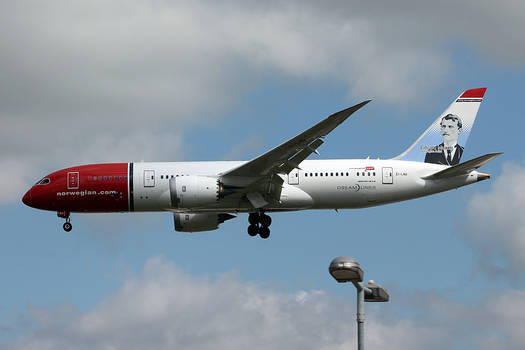 Norwegian 787-8 arriving at London Gatwick Airport