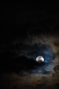 las nubes juegan con la luna