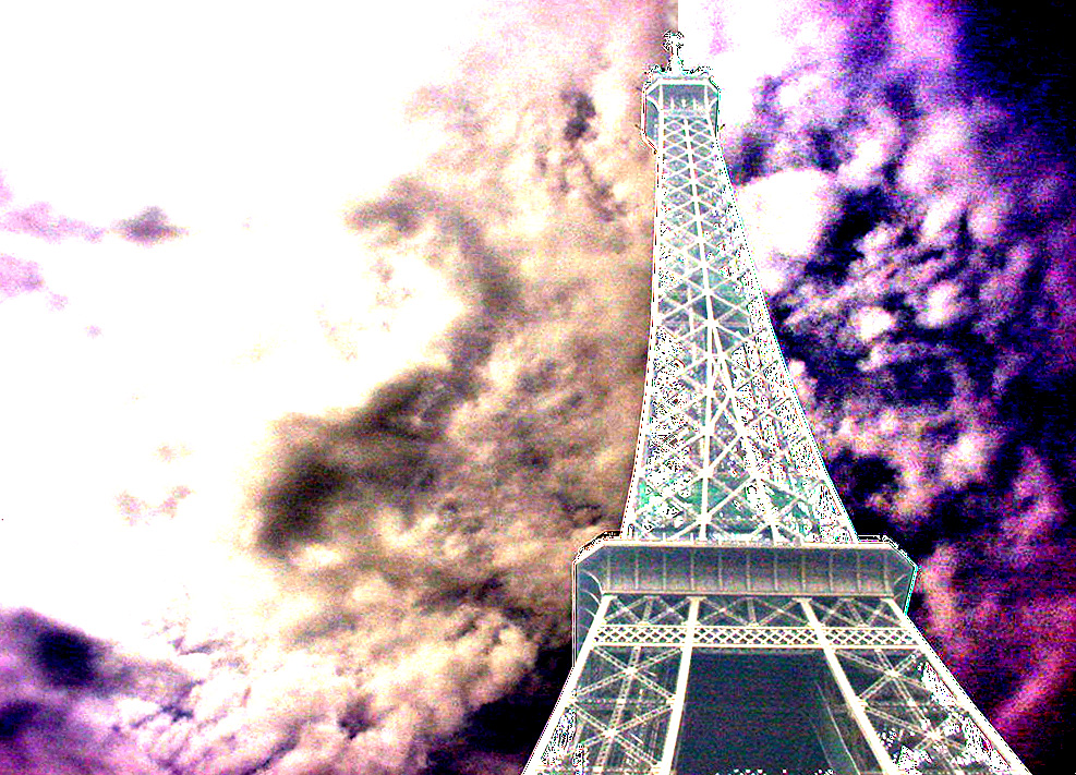 Tour Eiffel under a storm