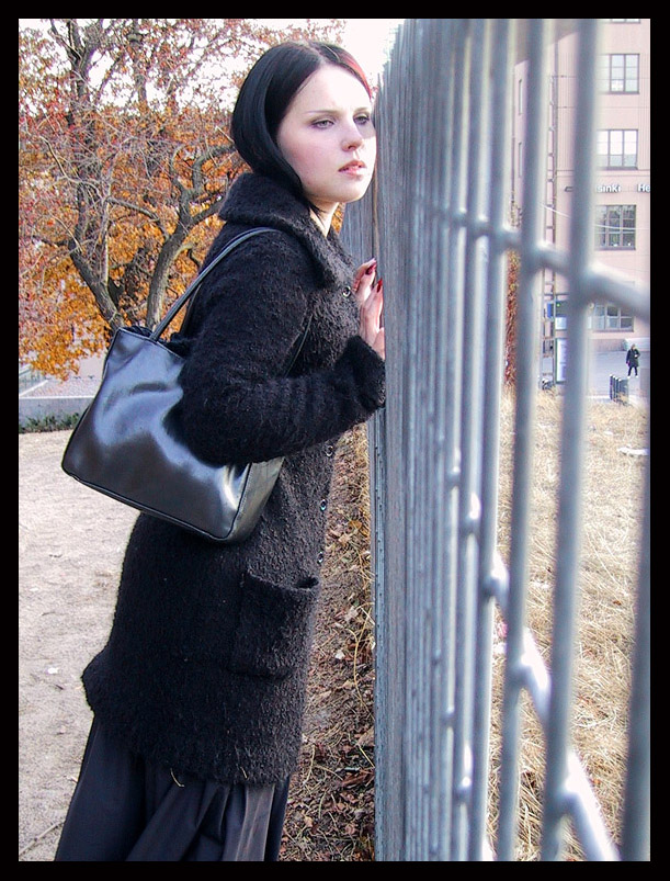 suzi9mm and the fence