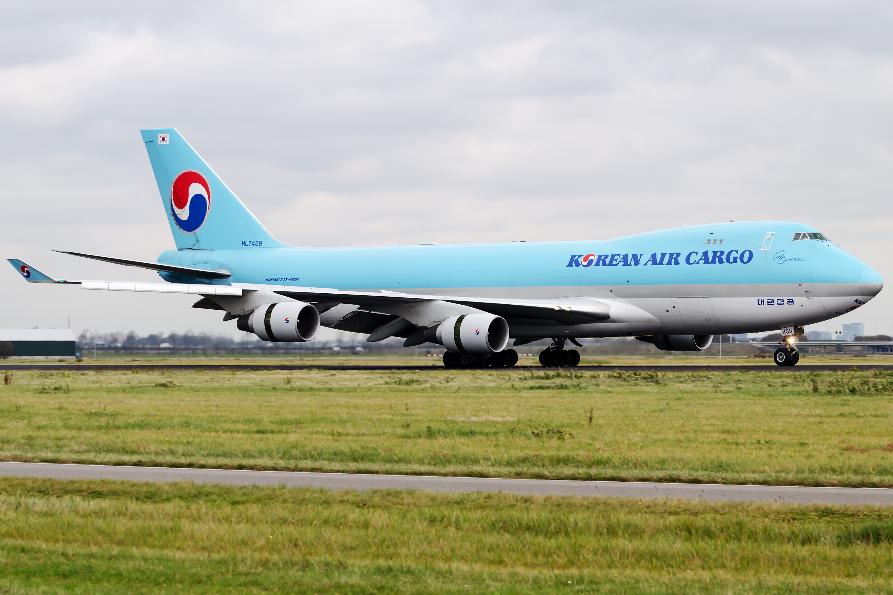 Korean Air Cargo Boeing 747-4B5F/ER/SCD