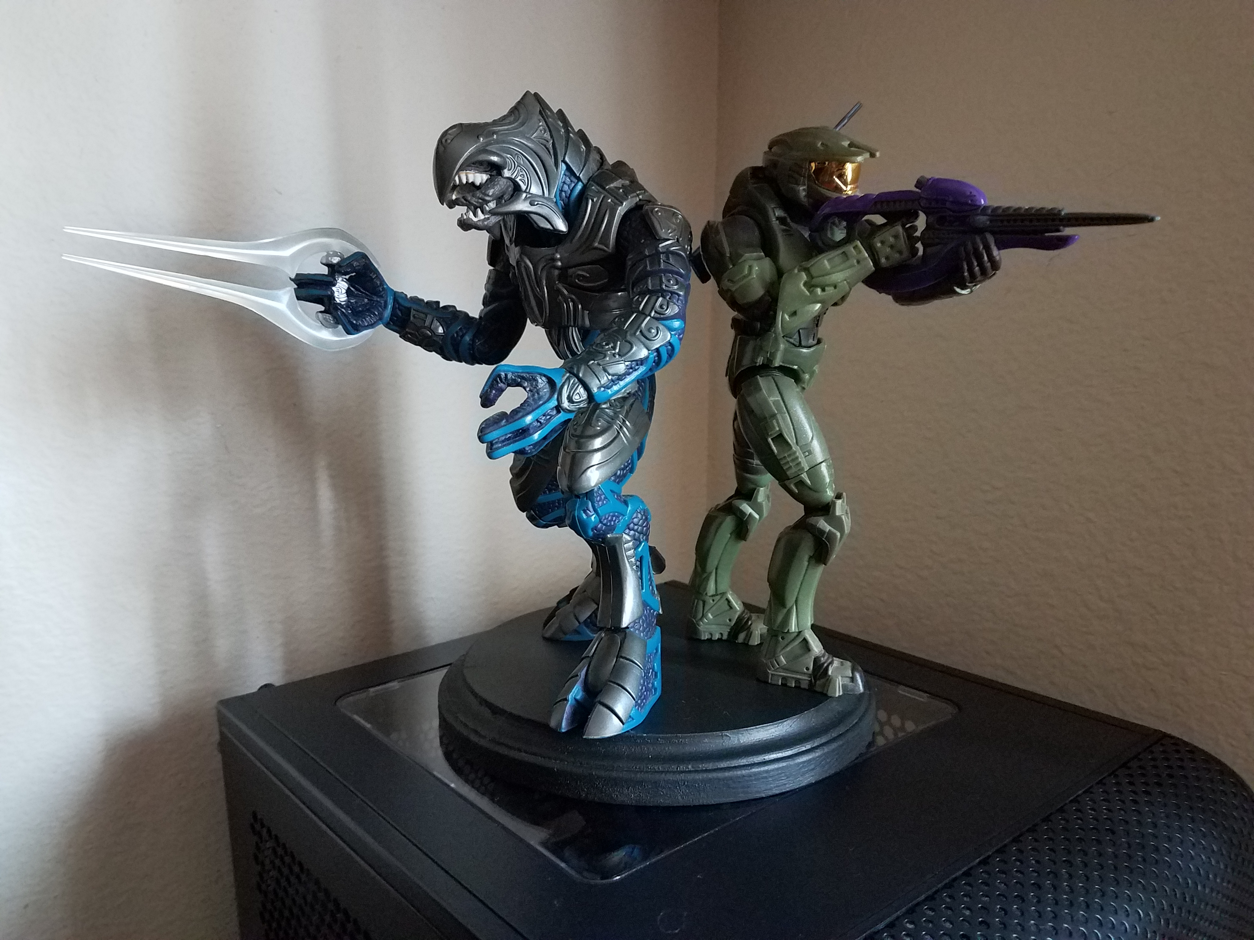 Custom Halo 2 Arbiter and Chief statue by KragithZedrok on DeviantArt