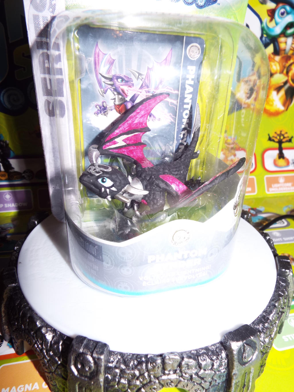 (Skylanders) Black Phantom Cynder Custom (Close)