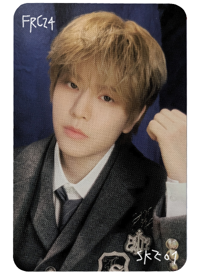 i know i say this on every blonde picture of seungmin but i like this haircolor on him