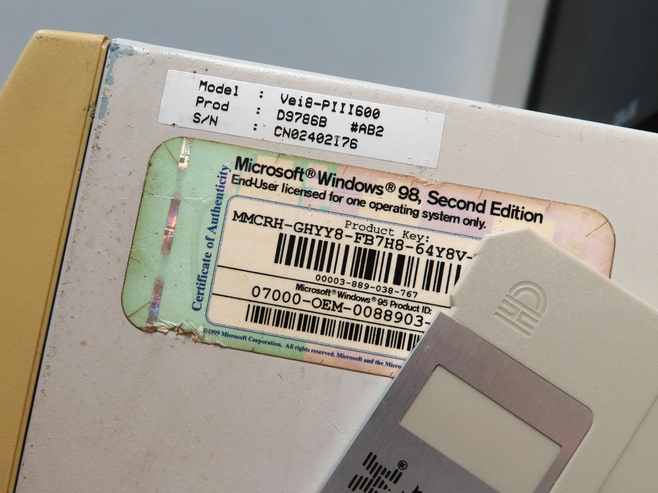 Windows 95 and 98, hide the key by eric2b01 on DeviantArt