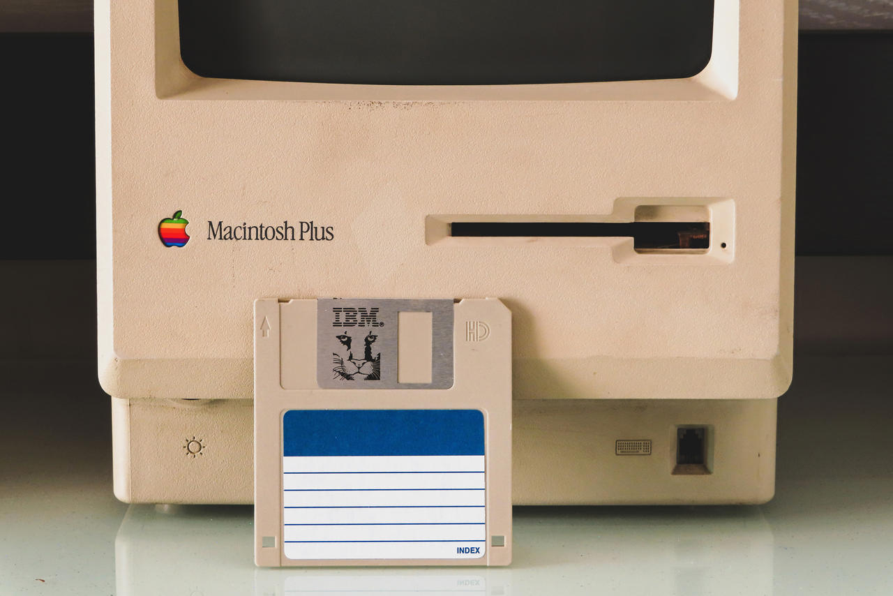 Macintosh Plus and floppy disk by eric2b01 on DeviantArt