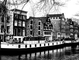 houseboat