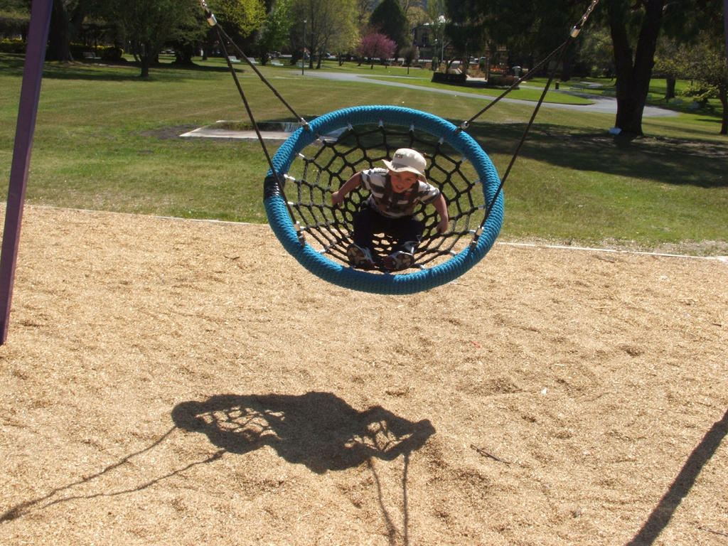 QUEEN ELIZABETH PARK, LITHGOW - BALIAN on swing