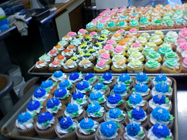 royal icing flower cupcakes