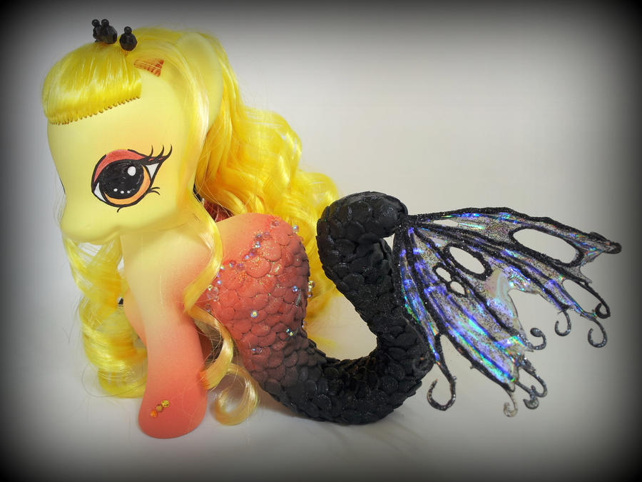 Guiding Light - a fashion style G4 merpony