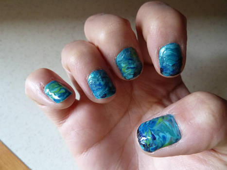 Swirling sea waves nailart