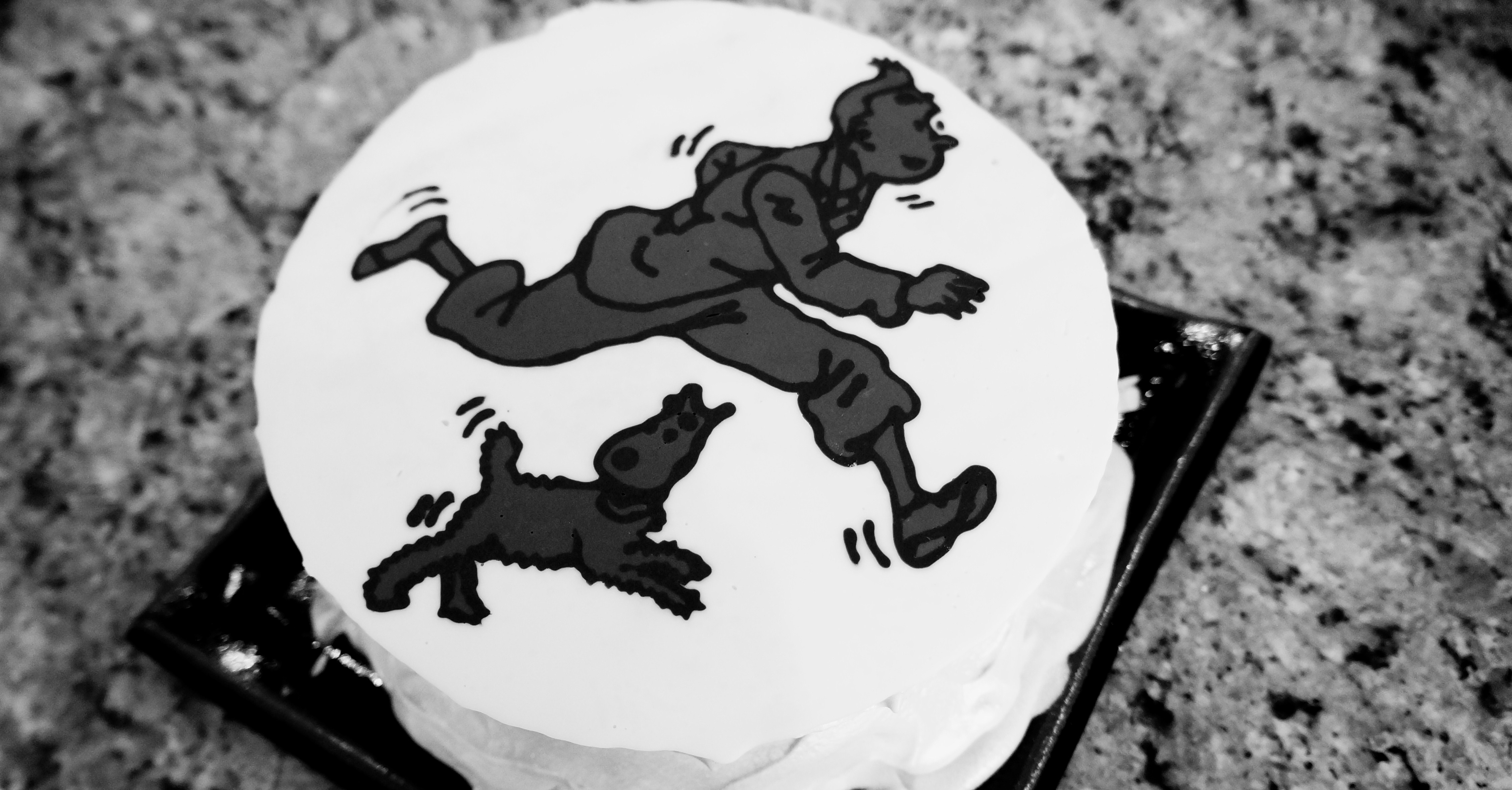 Tintin cake in black and white