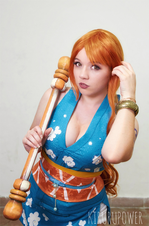 One Piece: Cosplay de pintura corporal de Nami é resplendor de Wano