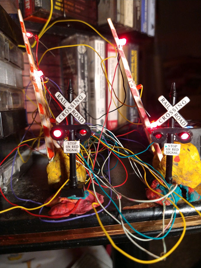Lighted Bachmann Crossing Signals and HomeMade Gat by WillM3luvTrains ...