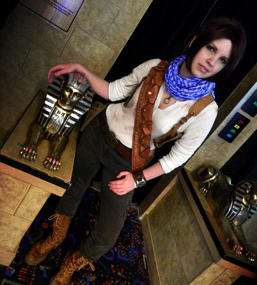 Uncharted cosplay chick desert Drake