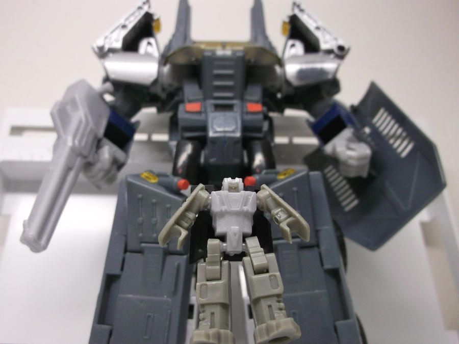 FORTRESS MAXIMUS TRANSFORM AND DEFEND AUTOBOT CITY
