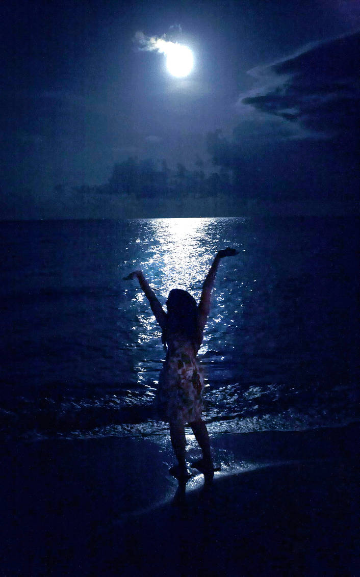Девочка луна танцуй. Девушка и ночь. Под светом Луны. Море Луна девушка. Девушка в воде ночью.