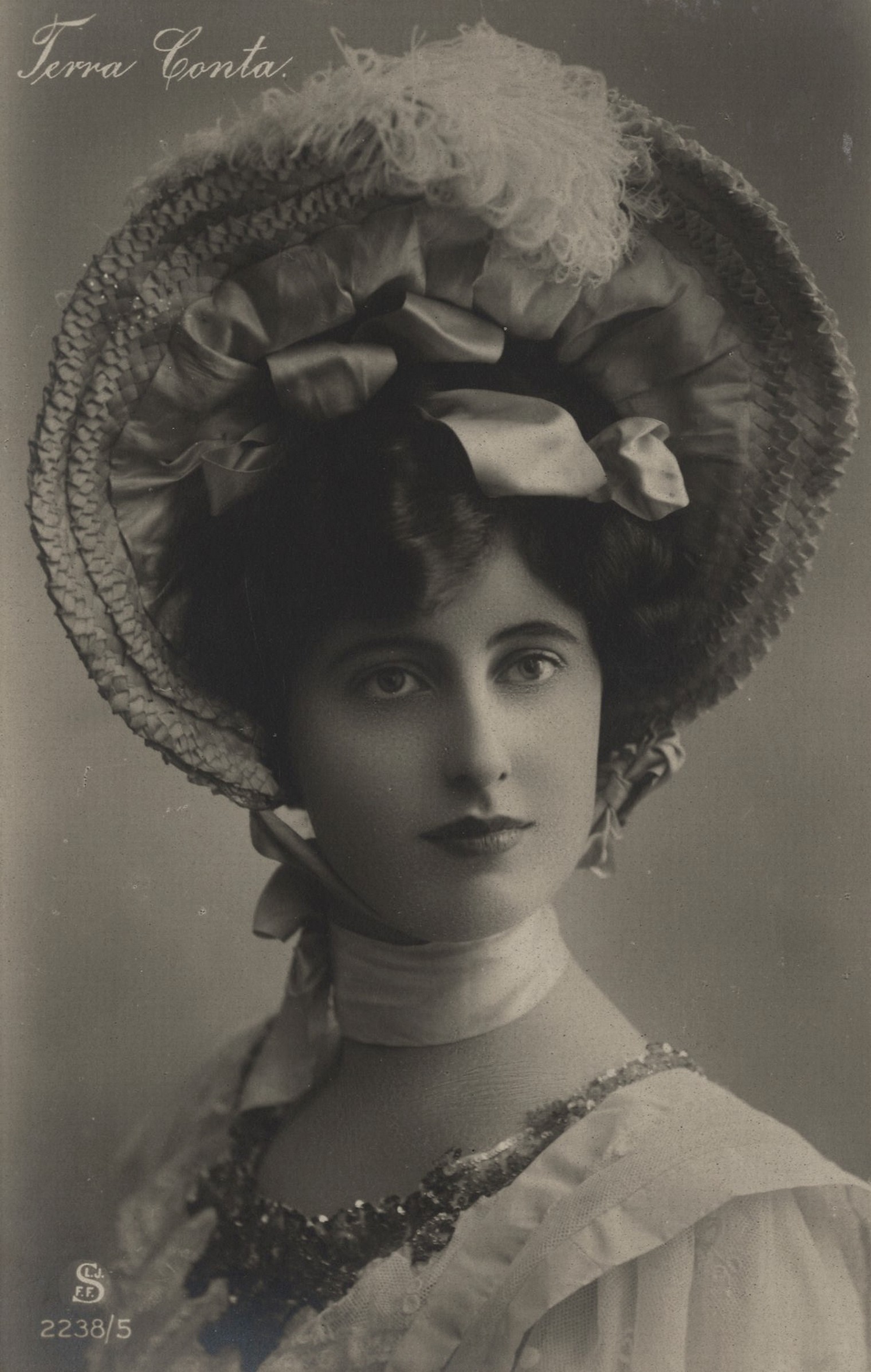 Vintage edwardian lady with hat 001