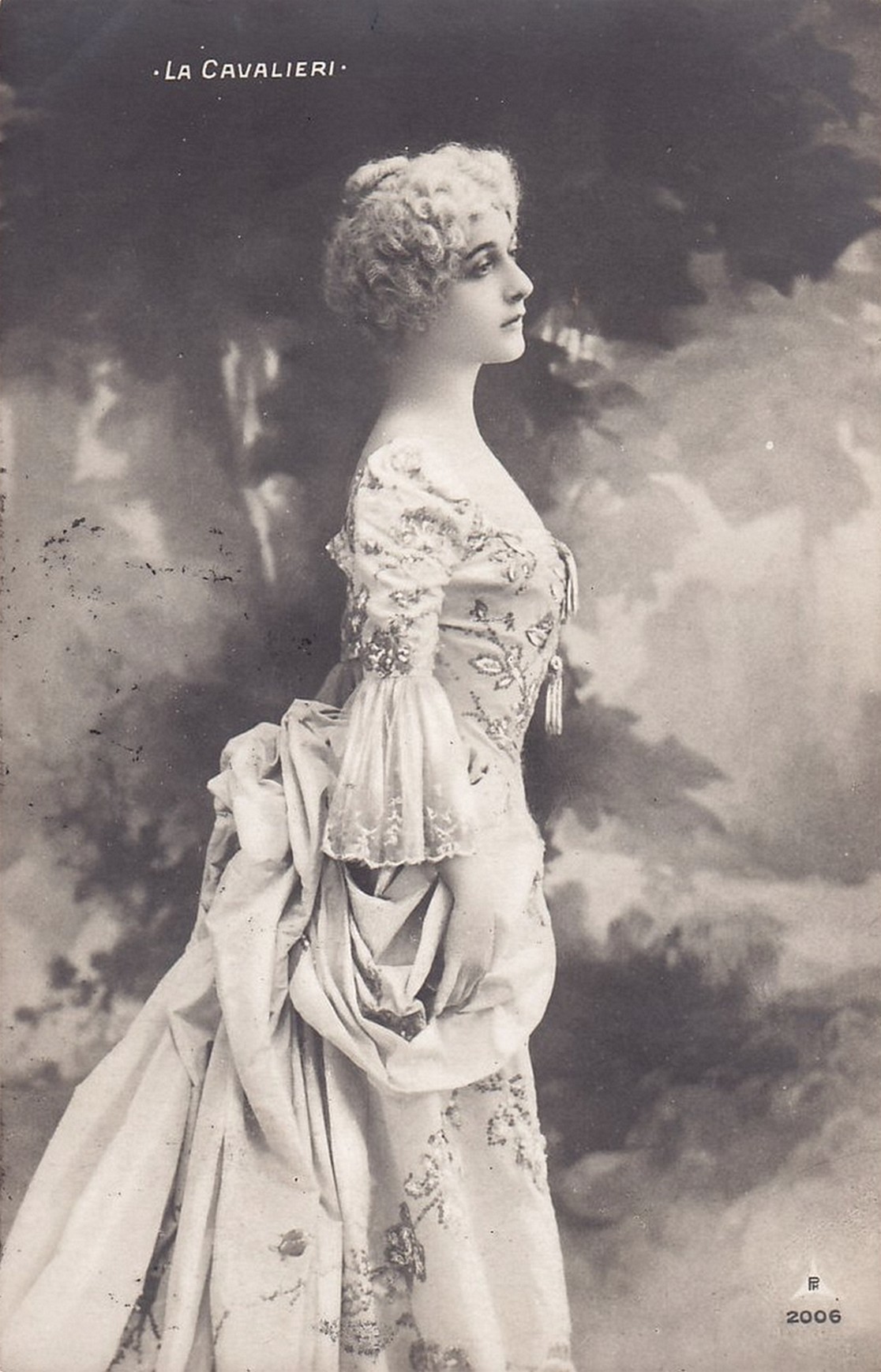 vintage woman cavalieri in costume 002