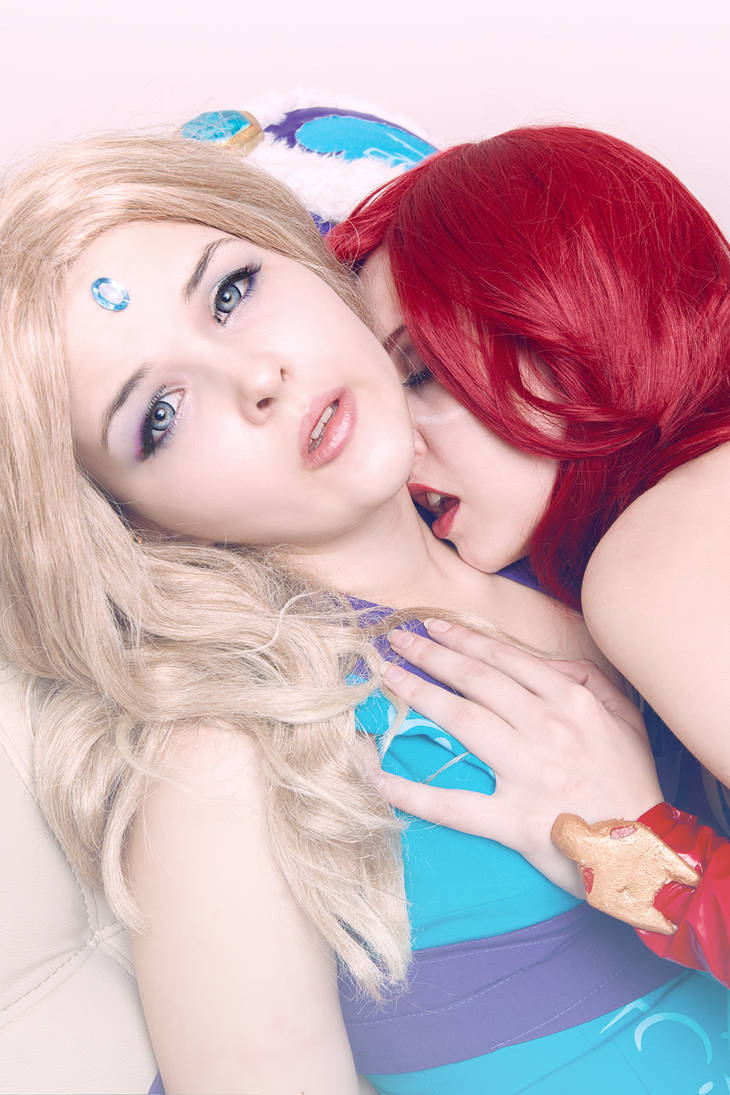 Lesbians 2 girl. Crystal Maiden and Lina Cosplay. Lina Crystal Maiden Юри.