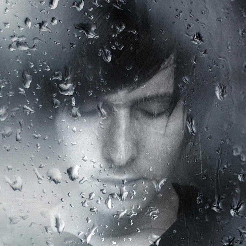 Грустная музыка мп3. Грустный парень. Грустный парень под дождем. Парень плачет под дождем. Мужчина плачет у окна.