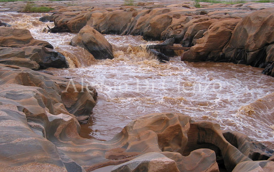 Fiume tra le rocce