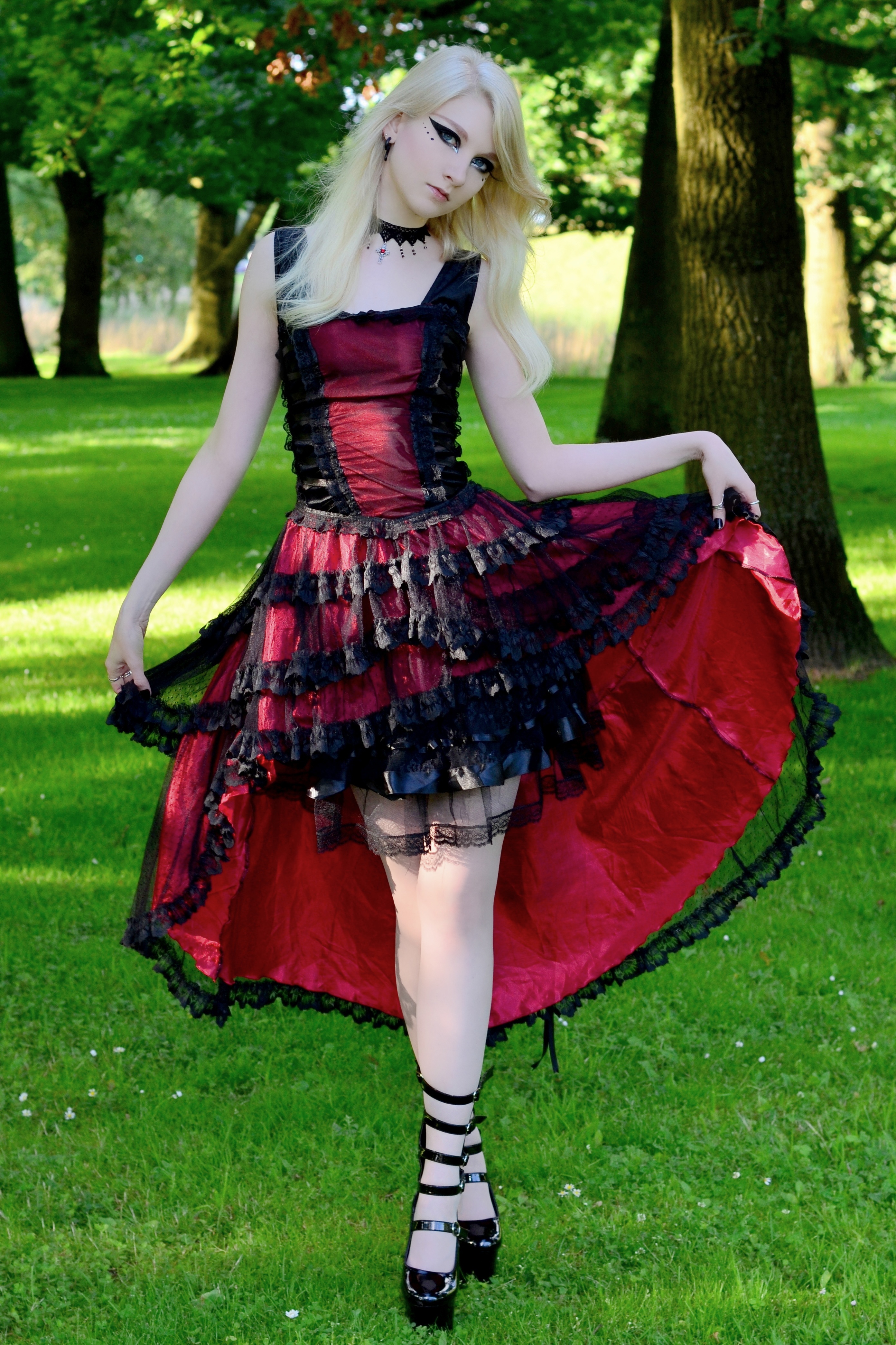 Romantic goth fashion trends 2023