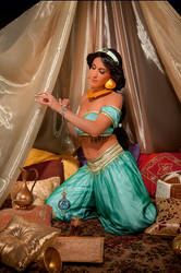 Jasmine preparing for her date with Aladdin