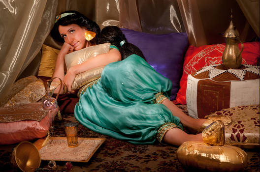 Jasmine waiting for Aladdin