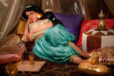 Jasmine waiting for Aladdin