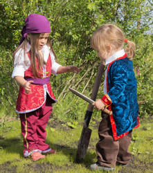 Guybrush and Elaine looking for a treasure