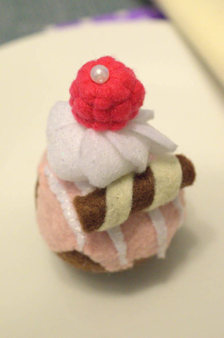 Felt respberry cupcake by th3blackhalo