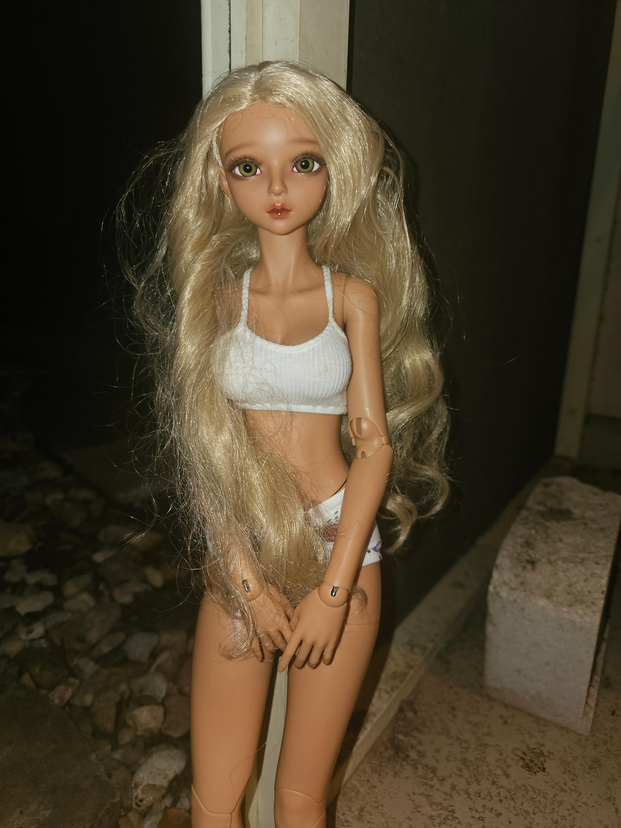 ''Ella - Outside''