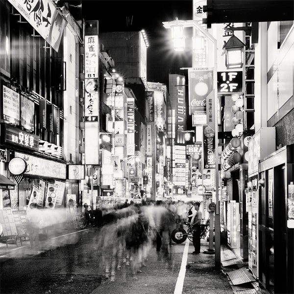 Tokyo white. Черно белый Токио. Японские улочки в черно белом стиле. Город Токио черно белый. Японская улица чб.
