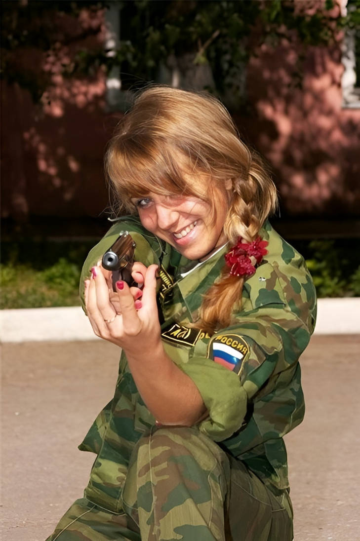 Девушка военный врач. Женщины в военной форме. Фотосессия в военной форме. Женщина в солдатской форме. Девчонки в военной форме.