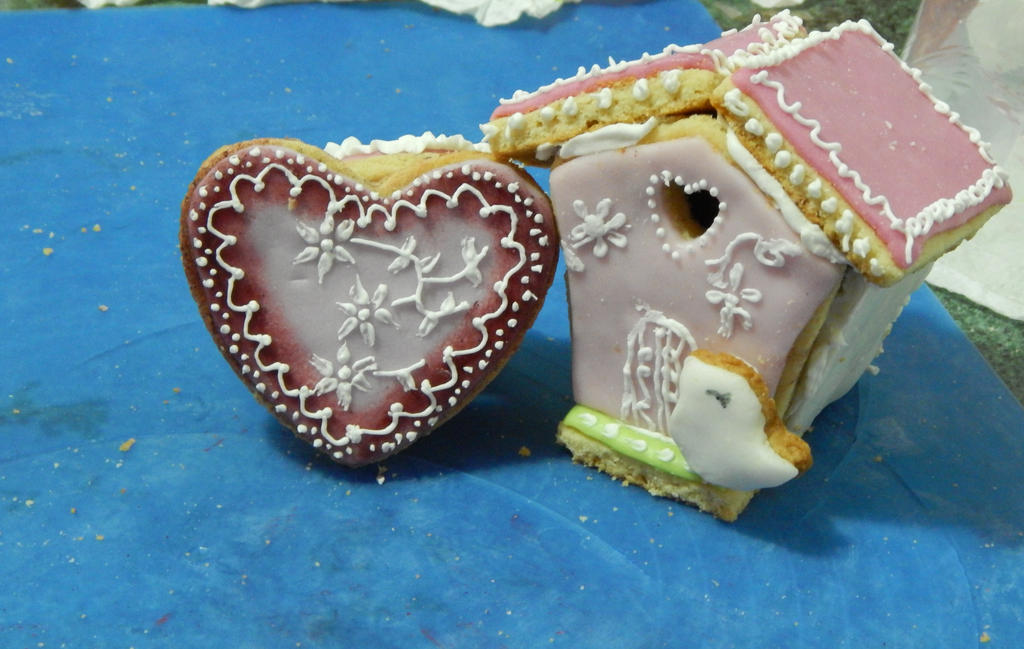 Decorated biscuits: heart and bird house