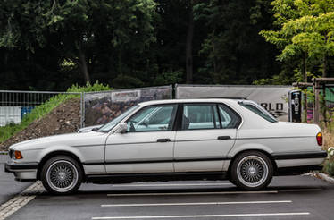 BMW 750i E32 (Berlin, 2023) 008