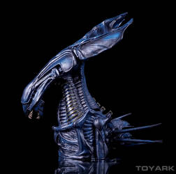 Alien-Queen-Bust-Bank-003