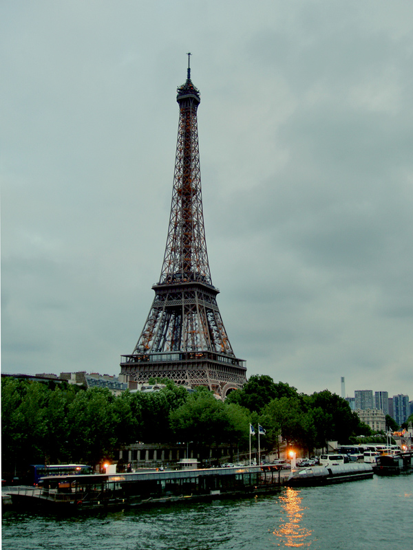 Tour Eiffel: Riverside