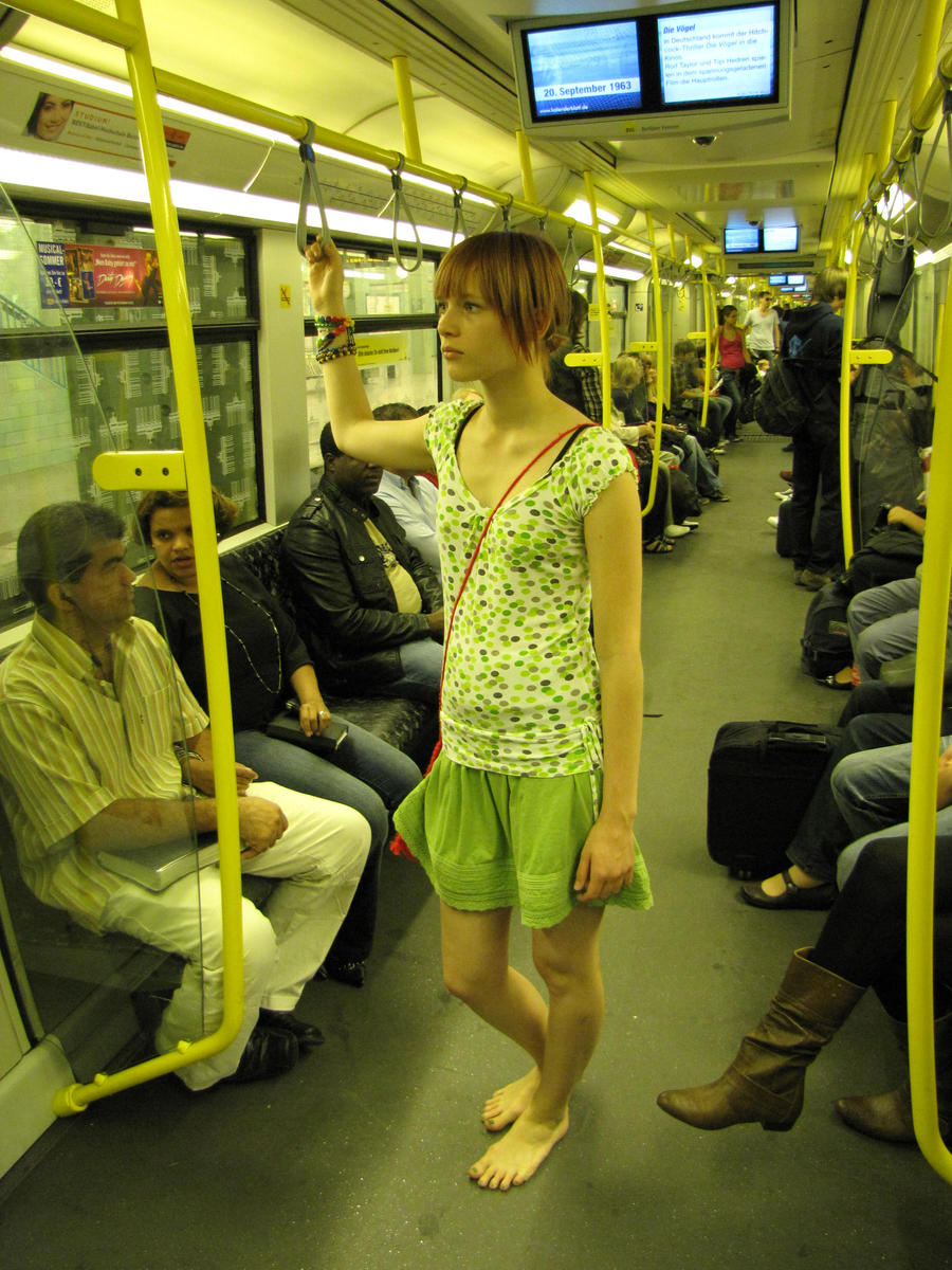 Anne barefoot in Berlin
