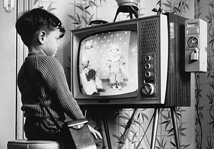 Экранный образ. Старый телевизор. Черно белый телевизор. Старинный телевизор.