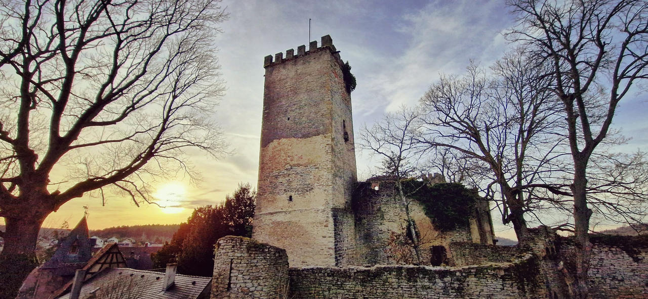 Eine Burg im Sonnenuntergang